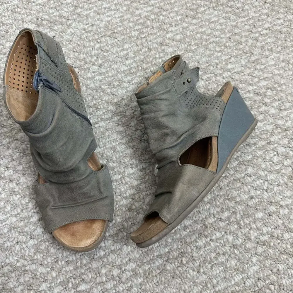 Earth Wedge Sandals Size 8.5 peep toe wedge heels